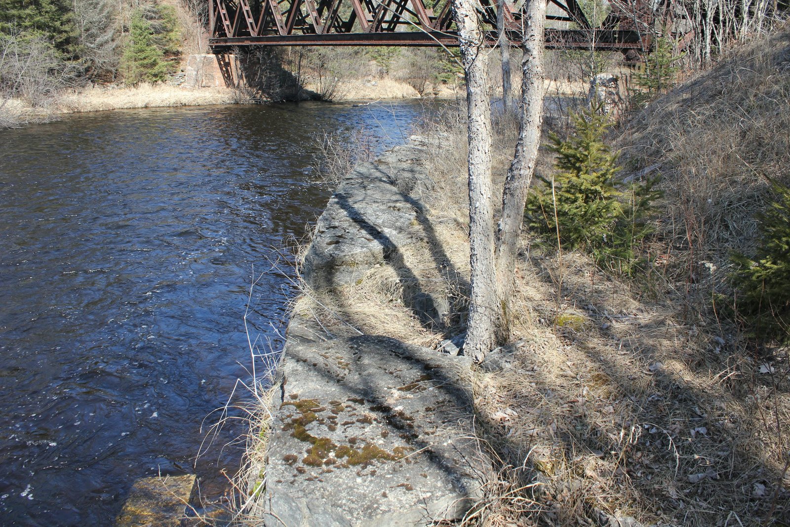 Retaining wall at east pier